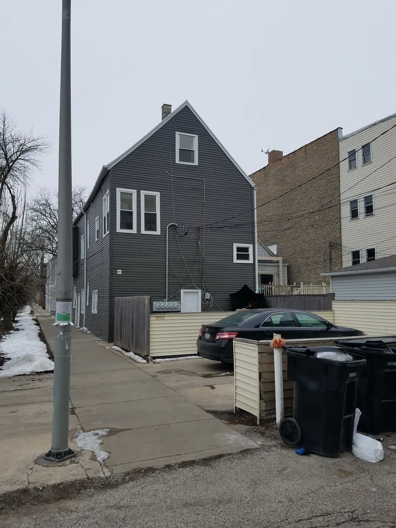 3001 N Albany Ave Exterior